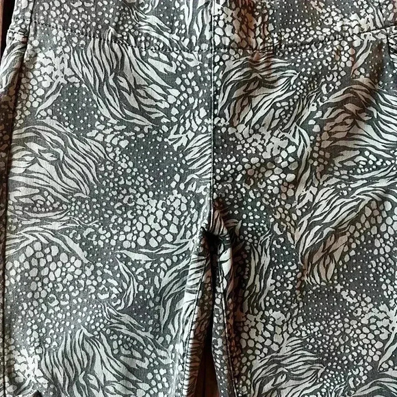 Nydj Pull-On Shadow Animal Charcoal Skinny Jean Women's Size 2 - Picture 5 of 8